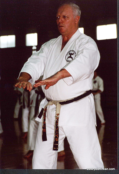 Fritz Nöpel zeigt Sanchin, Katalehrgang Nara-Ken 2003