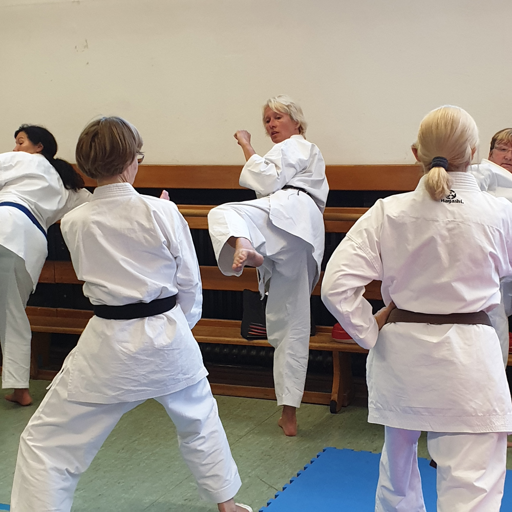 Karate von Frauen für Frauen